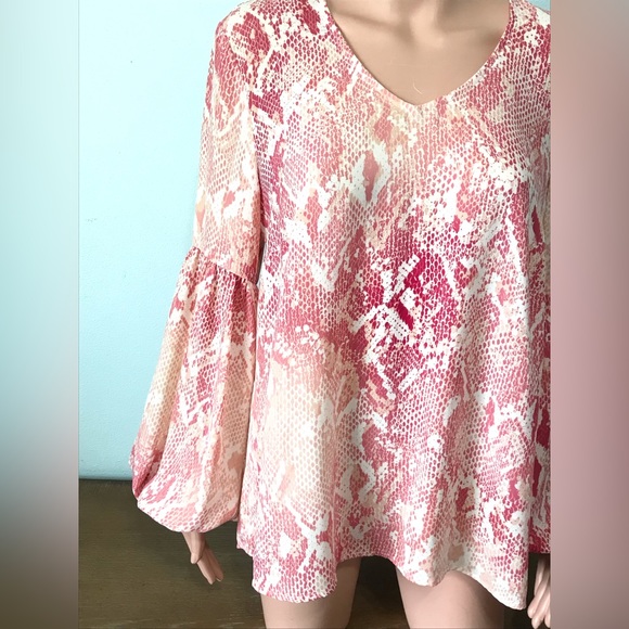 Cabi Blouse Shirt Womens Size M Long Sheer Peasant Sleeve Snakeskin Print V-Neck - Picture 4 of 16